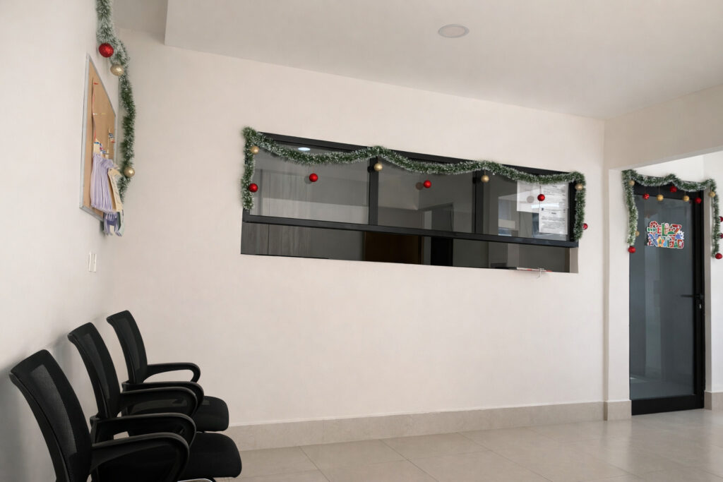 Abogado administrativo en Cancún brindando asesoría legal contra actos de autoridad y procedimientos administrativos