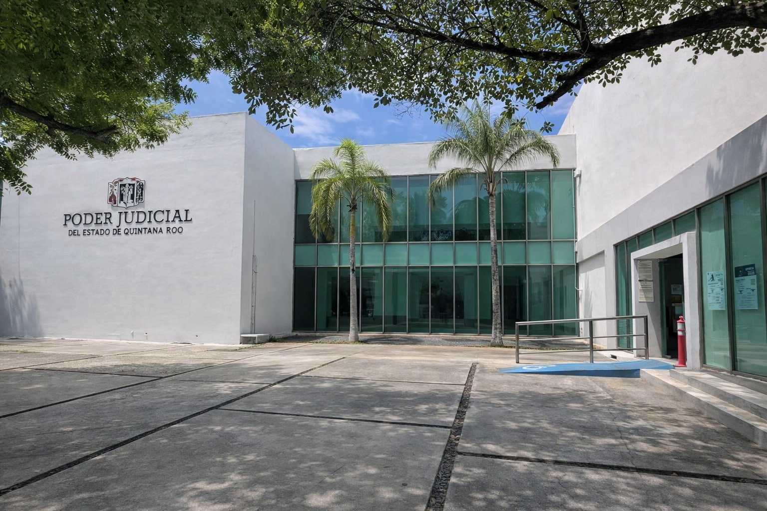 Abogado familiar en Cancún atendiendo asuntos legales en el Poder Judicial de Quintana Roo