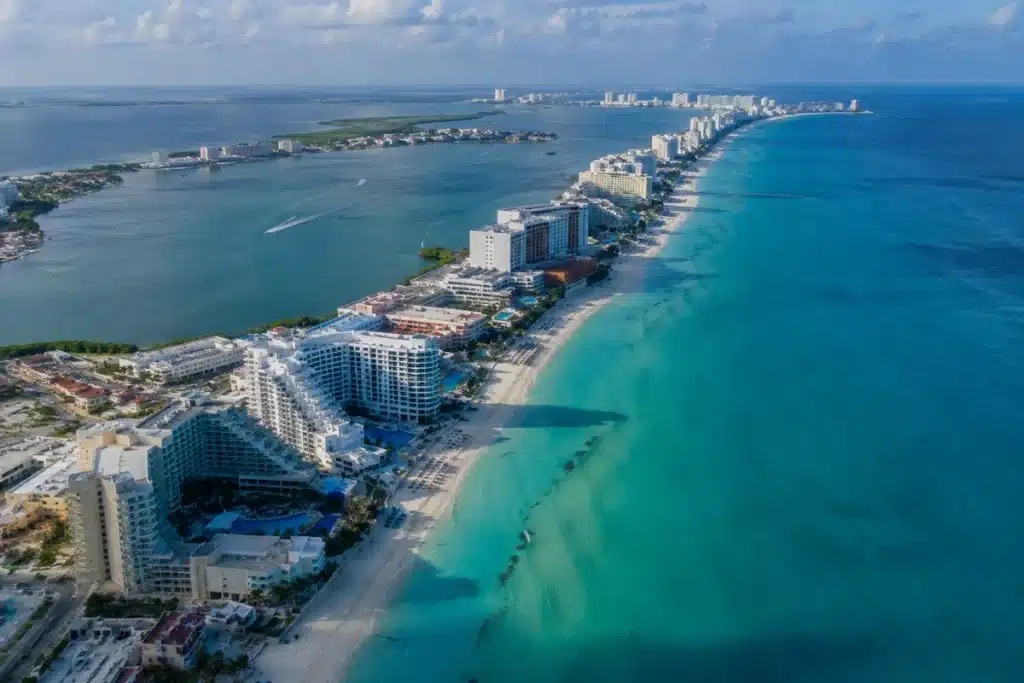 Vista aérea de zona hotelera y desarrollos residenciales en Cancún,
Quintana Roo, frente al mar Caribe